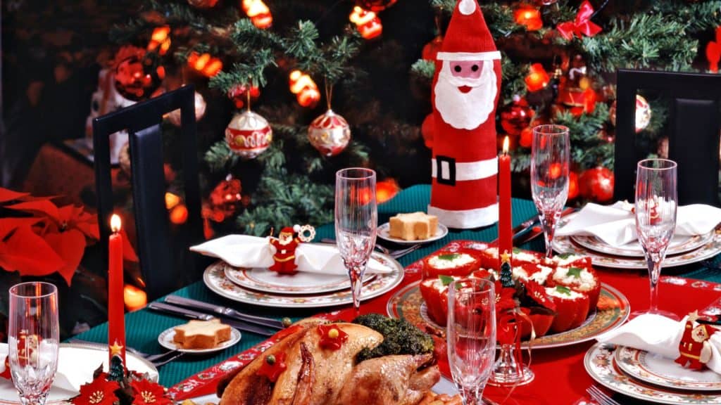 Decorazioni natalizie e cibo delle feste sulla tavola di Natale.
