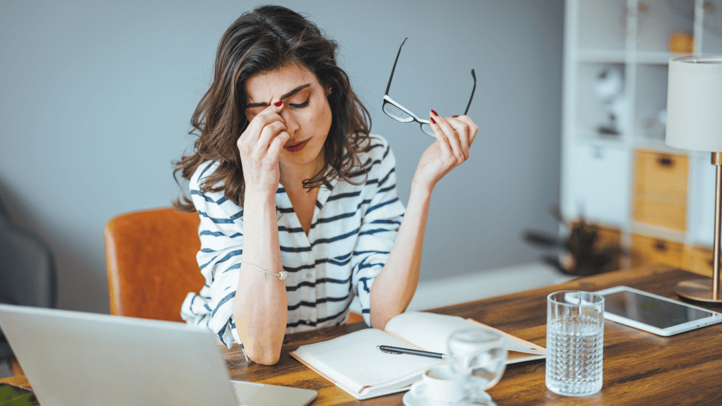 Stress donna al lavoro in Italia, problema psicologico legato alla discriminazione.