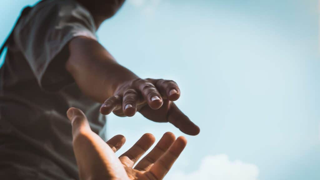 Una mano tesa verso un'altra, gesto di aiuto