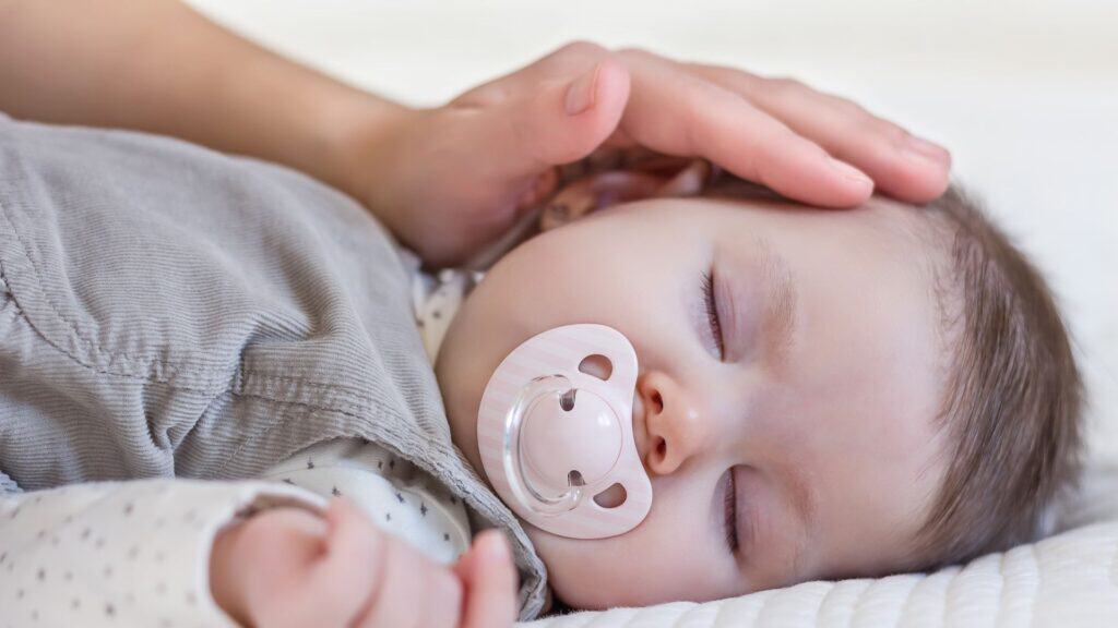 Ciuccio e bambino che dorme serenamente, educazione al sonno.
