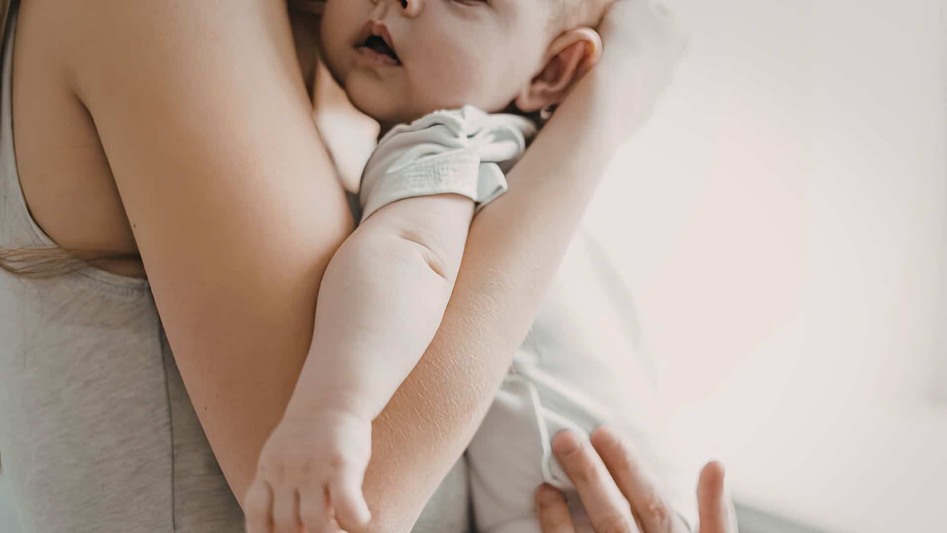 Ragazzo che dorme con mamma, immagine di supporto allo sleep coaching per bambini.