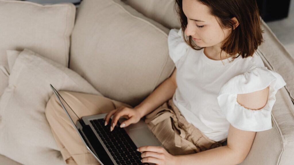 donna che fa psicoterapia online da casa