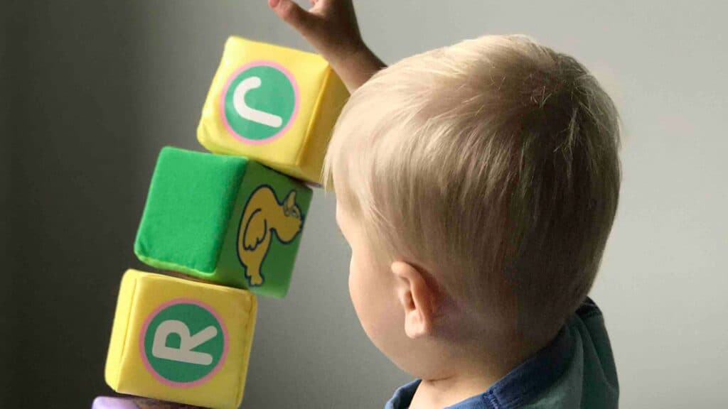 Genitore e bambino durante l'inserimento al nido