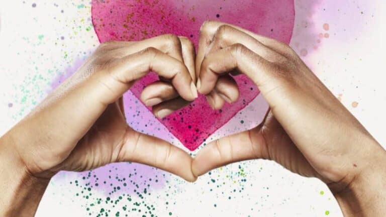 Mani che formano un cuore su uno sfondo dipinto ad acquerello