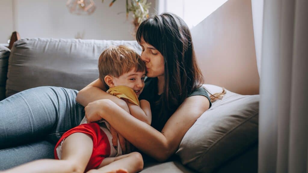 Madre sul divano con figlio